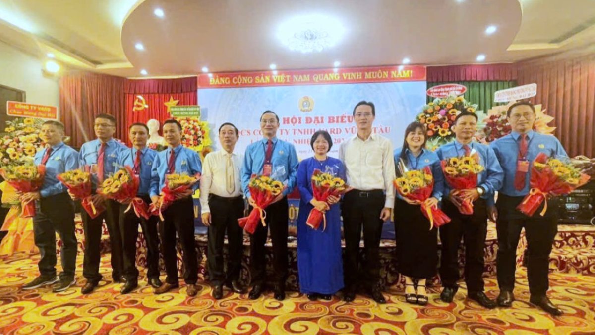 Entrega de flores para felicitar al Comite Ejecutivo del CDCS Vard Vung Tau para el mandato 2025-2030. Para el proximo mandato se esfuerza por que el 100% de los trabajadores participen en la organizacion sindical. Foto: CDRD