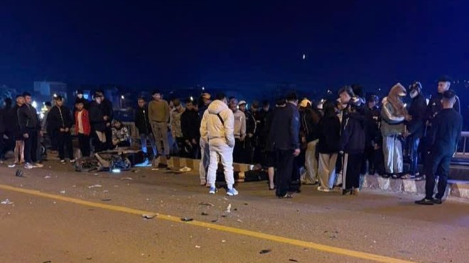 Xe máy kẹp 3 gây tai nạn trên cầu Hòa Bình, 2 thanh niên tử vong