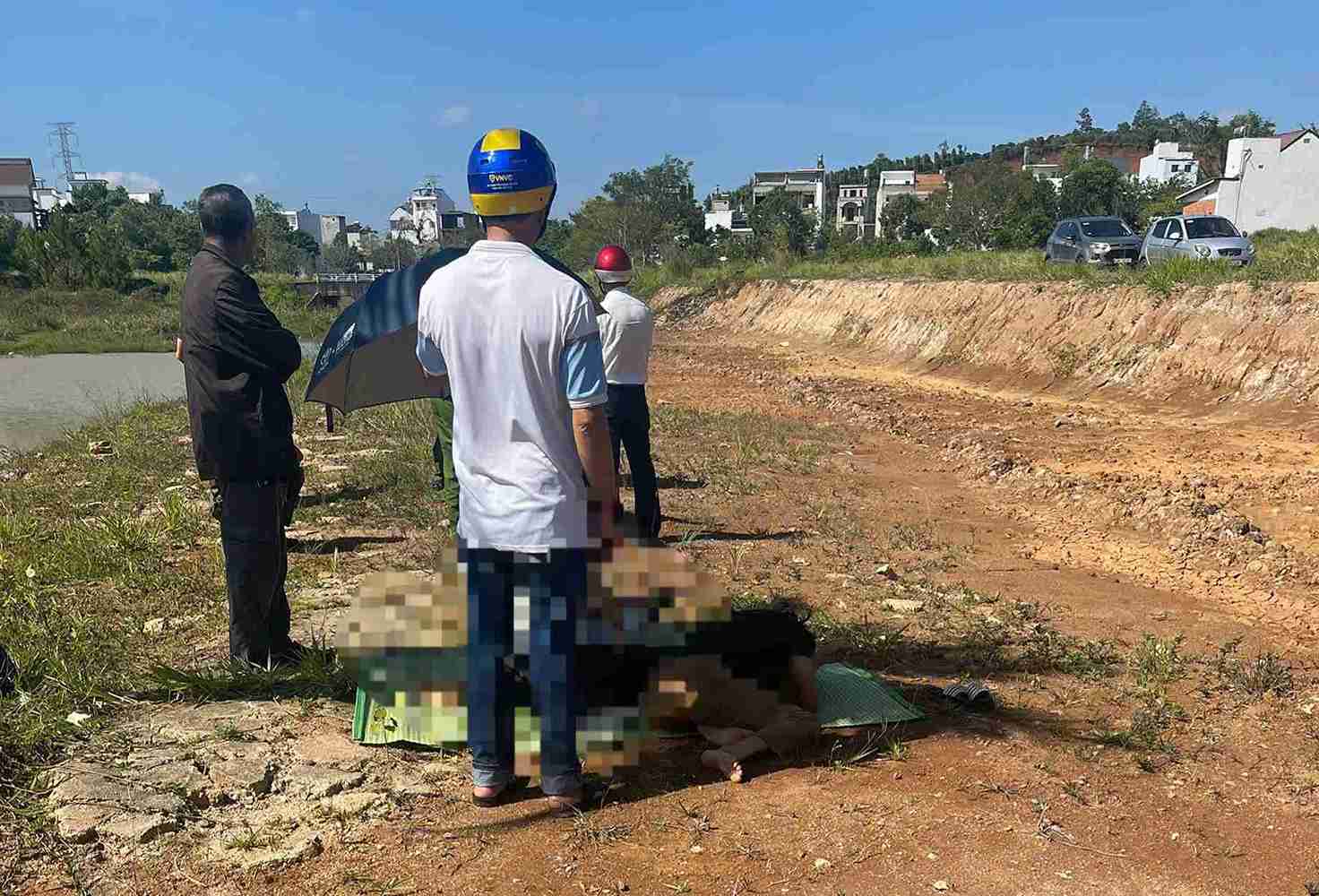 Roi xuong ho khien 1 hoc sinh tu vong thuong tam. Anh: Phuc Khanh 