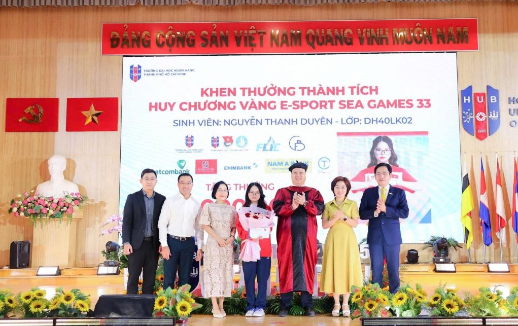 Truong Dai hoc Ngan hang TPHCM tuyen duong sinh vien Nguyen Thanh Duyen. Anh: Nha truong