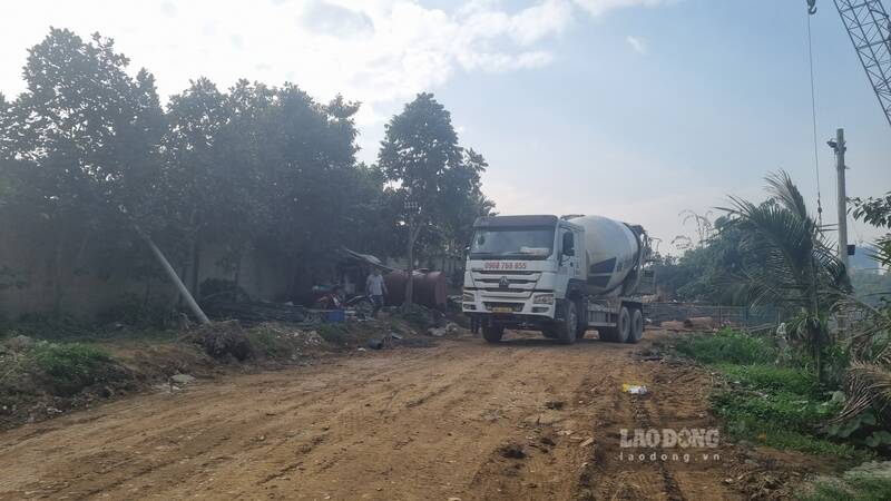 Duong dan vao cong truong du an cau Quang Vinh 2. Anh: Viet Bac