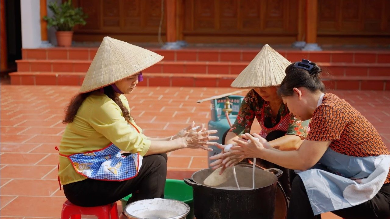 Nguoi xa O Dien thuc hien cong doan se bot. Anh: Nguyen Thi Thanh