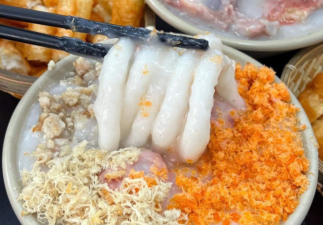 Ha Mo porridge has a special way of eating: using chopsticks to remove each white porridge fiber. Photo: Van Don