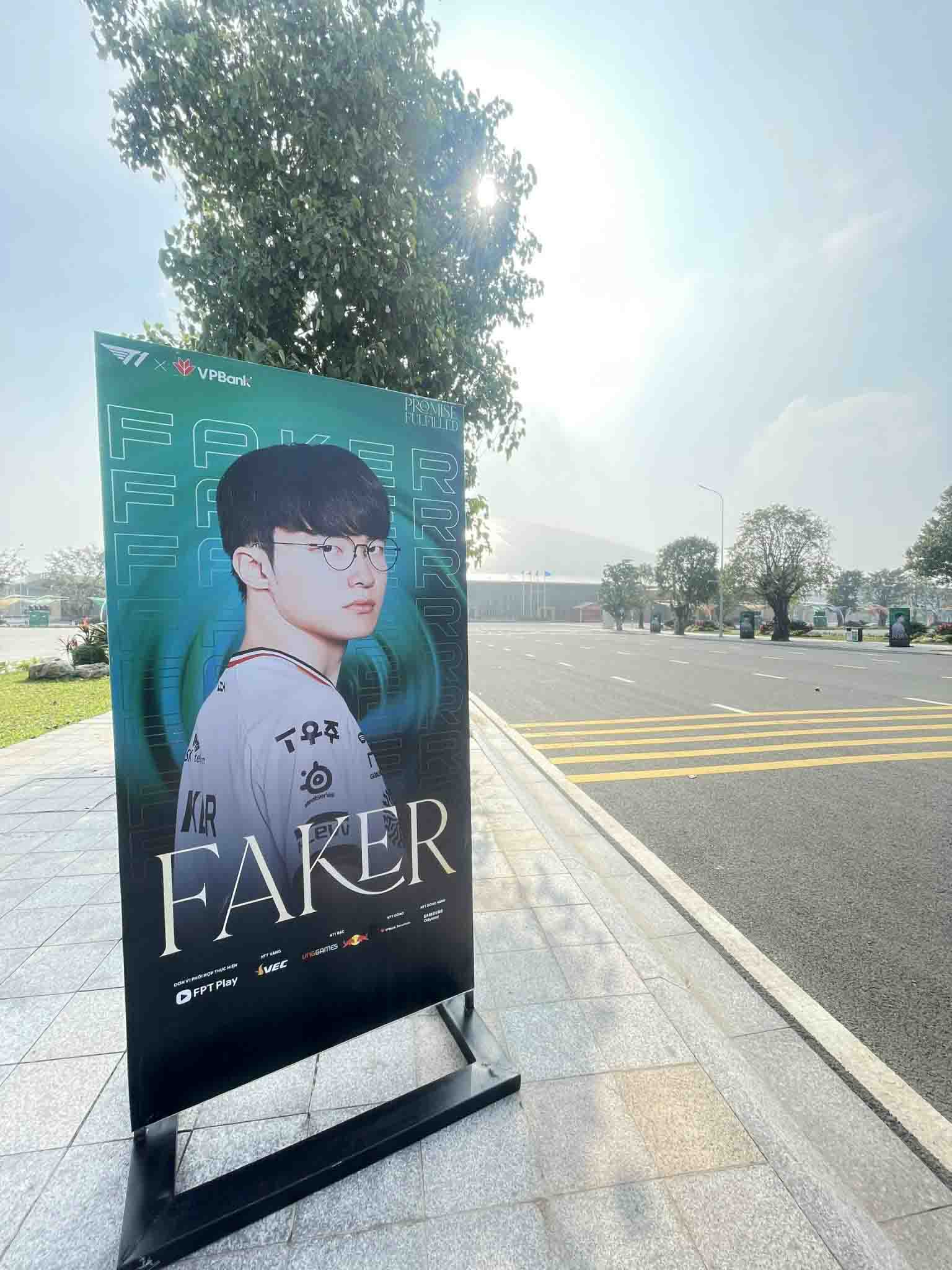 Nhung tam poster cua T1 Faker xuat hien o tat ca loi vao khu nha Kim Quy ben trong VEC. Anh: Viet Hung