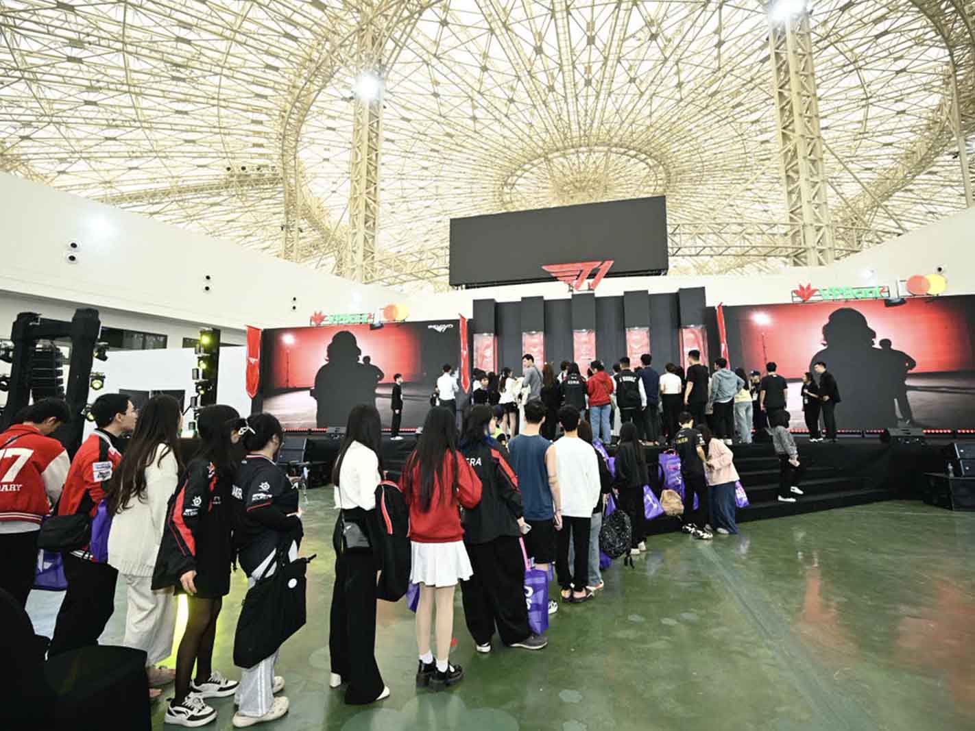 Hang nghin nguoi ham mo xep hang de co the chup hinh luu niem ben canh bo suu tap danh hieu quy gia cua T1. Anh: Viet Hung