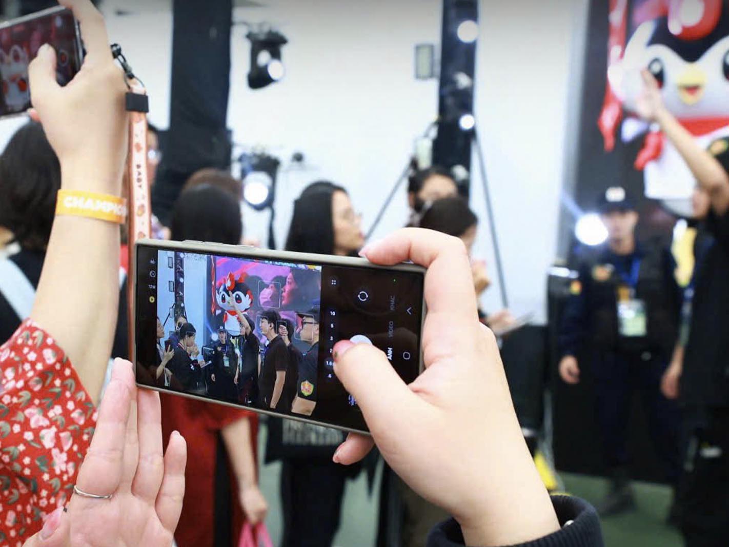 Day la dip rat hiem khi T1 chua tung trung bay nhieu danh hieu chinh thuc den vay tai mot su kien gap go, giao luu nguoi ham mo va thi dau bieu dien. Do do, phan lon fan khi den VEC sang nay deu mong muon luu lai nhung khoanh khac tai khu vuc dac biet nay. Anh: Viet Hung