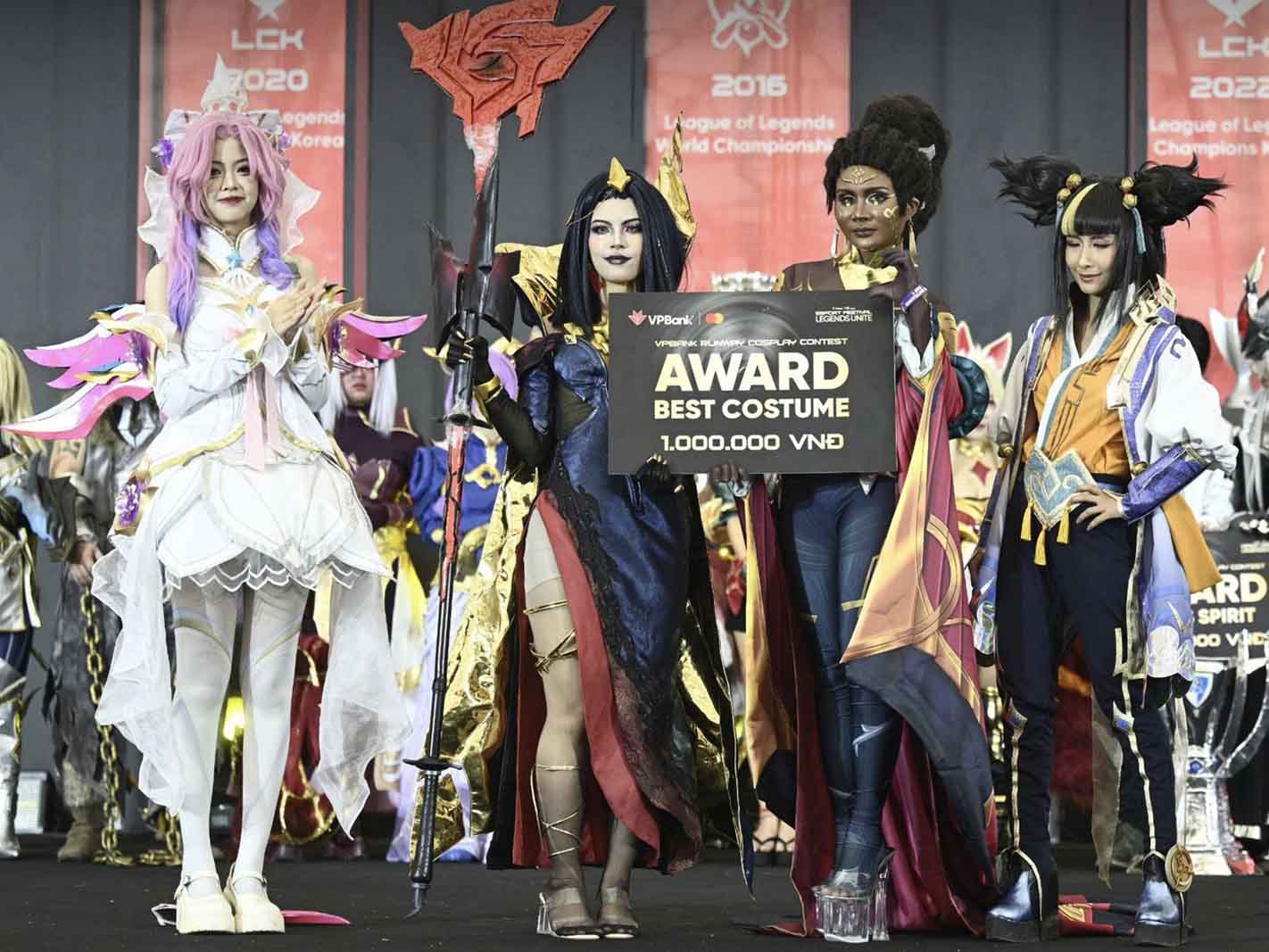 Ben tren san khau la phan thi, trao qua cho cac cosplayer (nguoi hoa trang) giong cac nhan vat trong tro choi Lien Minh Huyen Thoai. Da co hang chuc thi sinh tham du, tao nen nhieu gam mau noi bat trong khu vuc chuoi su kien ben ngoai san khau thi dau chinh thuc. Anh: Viet Hung/Ban to chuc cung cap