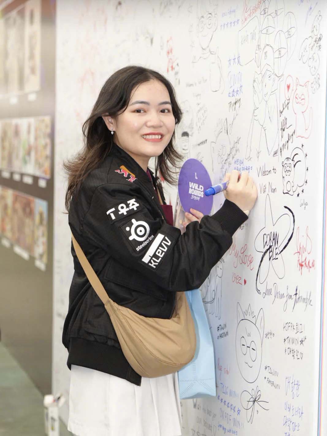 Tai khu vuc trai nghiem cac su kien ben le, nguoi ham mo co the de lai nhung loi chuc, thong diep gui toi cac than tuong cua doi tuyen T1. De nhan thay nhung tu duoc viet nhieu nhat la “Faker” va “T1“. Ben canh do, biet danh cua Faker la “Unkillable Demon King” cung duoc luu lai rat noi bat, the hien tinh cam cua nguoi ham mo Viet Nam danh cho tuyen thu nguoi Han Quoc. Anh: Viet Hung