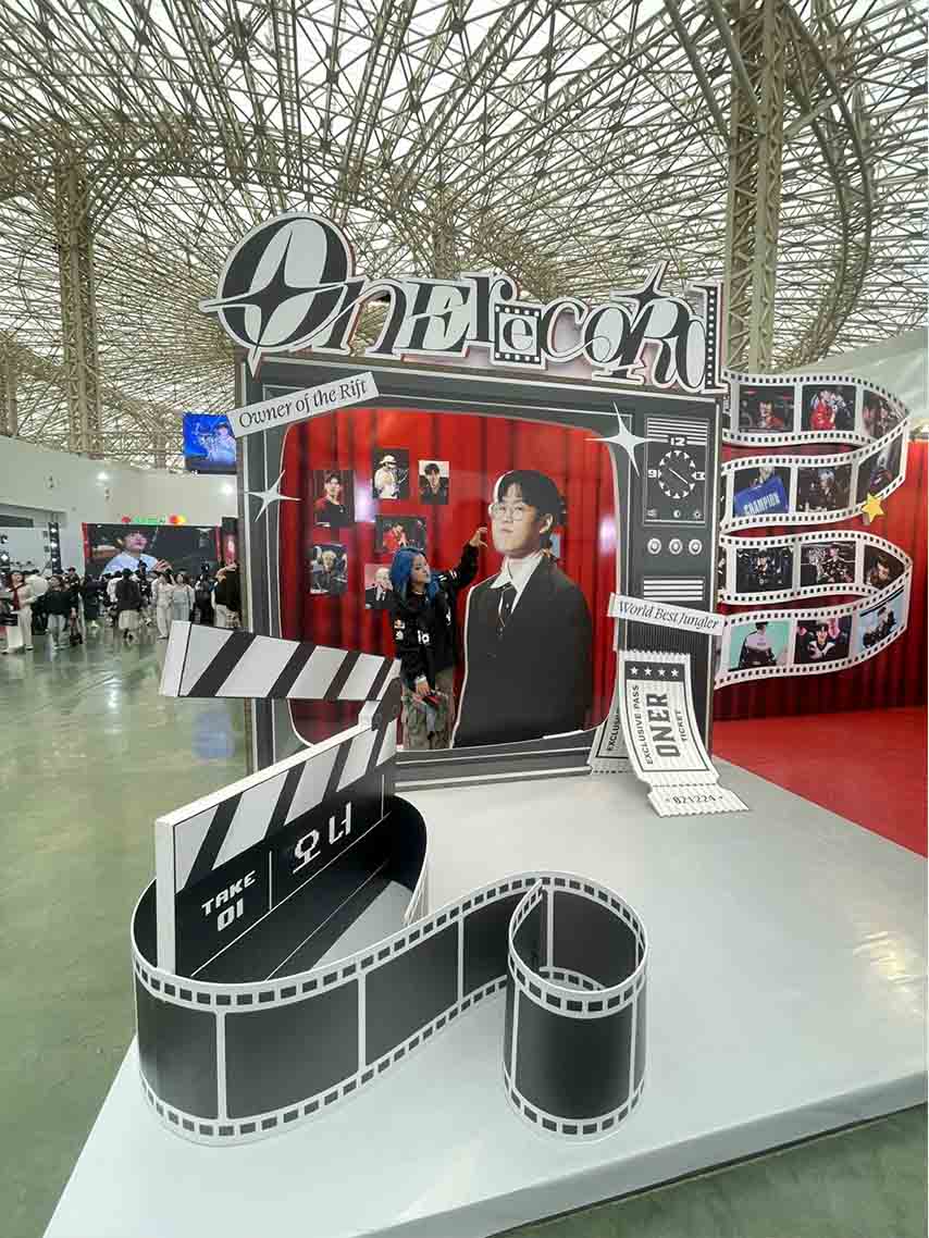 Ben canh khu vuc cua Keria la khu chup hinh luu niem cua Oner, nguoi choi o vi tri di rung trong doi tuyen T1. Cung nhu Keria, Oner dang la nha vo dich the gioi 3 nam lien tiep du tuoi doi con rat tre. Anh cung duoc coi la bieu tuong cua bo mon nay, ben canh nhung nguoi dan anh khac trong doi. Anh: Viet Hung