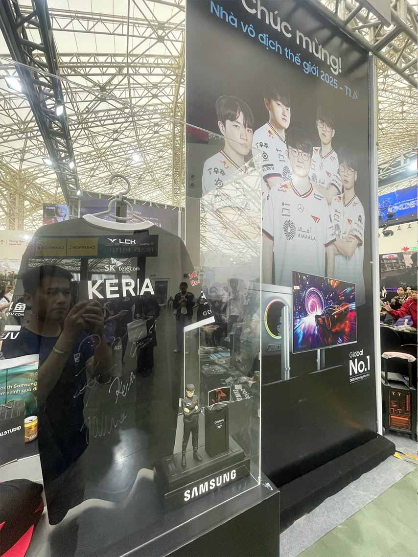 Mot gian trung bay co ao dau in ten tuyen thu T1 Keria. Anh la nguoi choi o vi tri ho tro trong doi tuyen T1. Keria duoc coi la ho tro thanh cong nhat lich su Lien Minh Huyen Thoai khi anh da co chuoi 4 nam lien tuc lot vao tran chung ket the gioi (tu 2022 - 2025) va da so huu chuoi 3 nam lien tiep vo dich (tu 2023 - 2025). Anh: Viet Hung