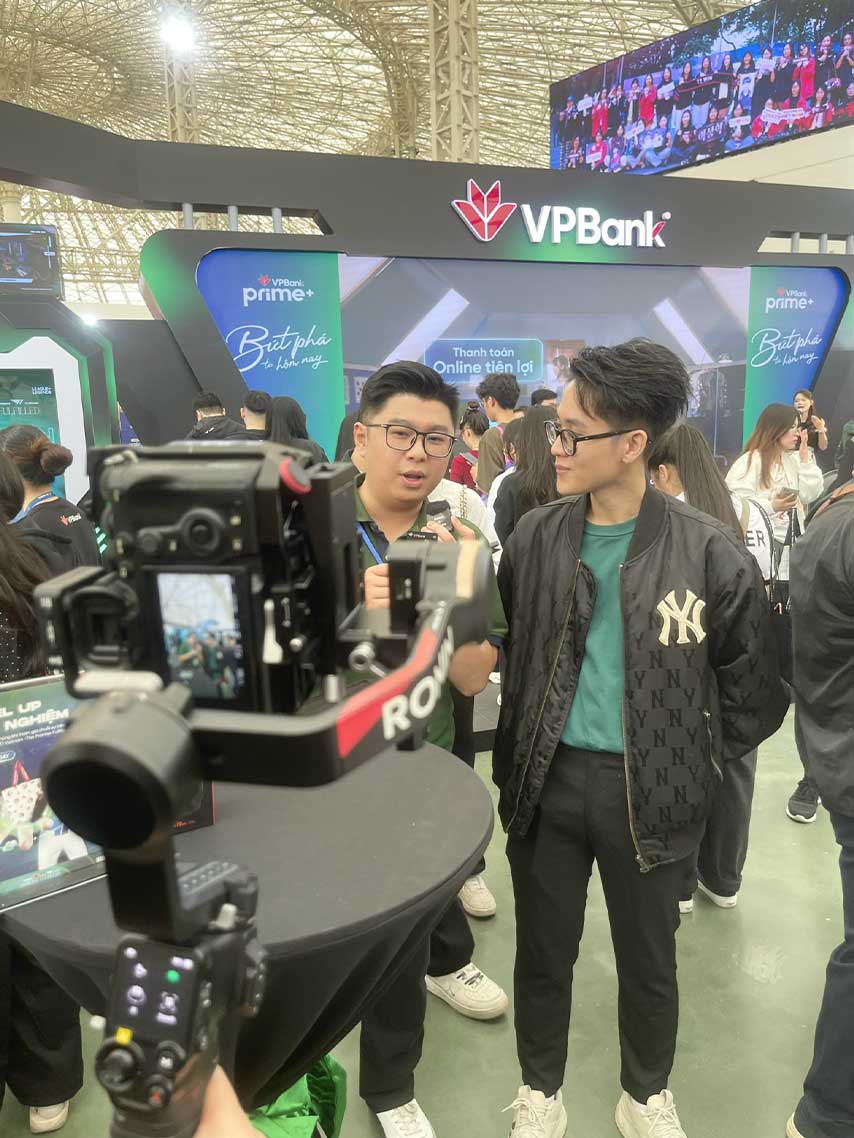 Su kien thu hut rat nhieu caster/streamer noi tieng trong lang Lien Minh Huyen Thoai Viet Nam. Trong anh la streamer “Ha Tieu Phu” (ben phai), mot trong nhung nguoi choi noi tieng o bo mon nay. Anh: Viet Hung