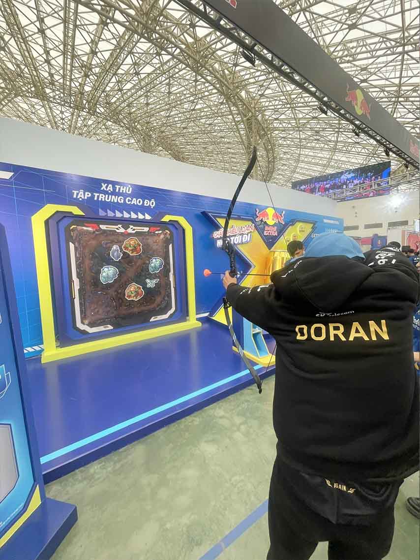 Tai cac su kien ben le, nguoi ham mo co the duoc tro tai thi dau voi khu vuc trai nghiem, cac dung cu choi,...deu goi nhac den cac hinh anh, tinh nang trong tro choi Lien Minh Huyen Thoai. Khong chi vay, khi dat duoc cac cot moc, nguoi ham mo co the doi qua ngay tai su kien voi nhung vat pham lien quan den T1. Anh: Viet Hung