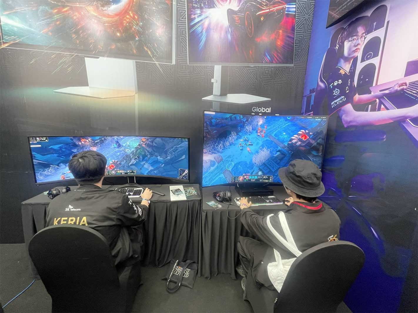 Mot trong nhung dieu khong the thieu tai cac su kien ben le ngay hoi the thao dien tu la thi dau giao luu giua nguoi ham mo. Nhung fan T1 den VEC ngay hom nay co the tro tai de thi dau giao luu voi nhung nguoi ham mo khac, tao ra bau khong khi soi dong va gan gui. Anh: Viet Hung