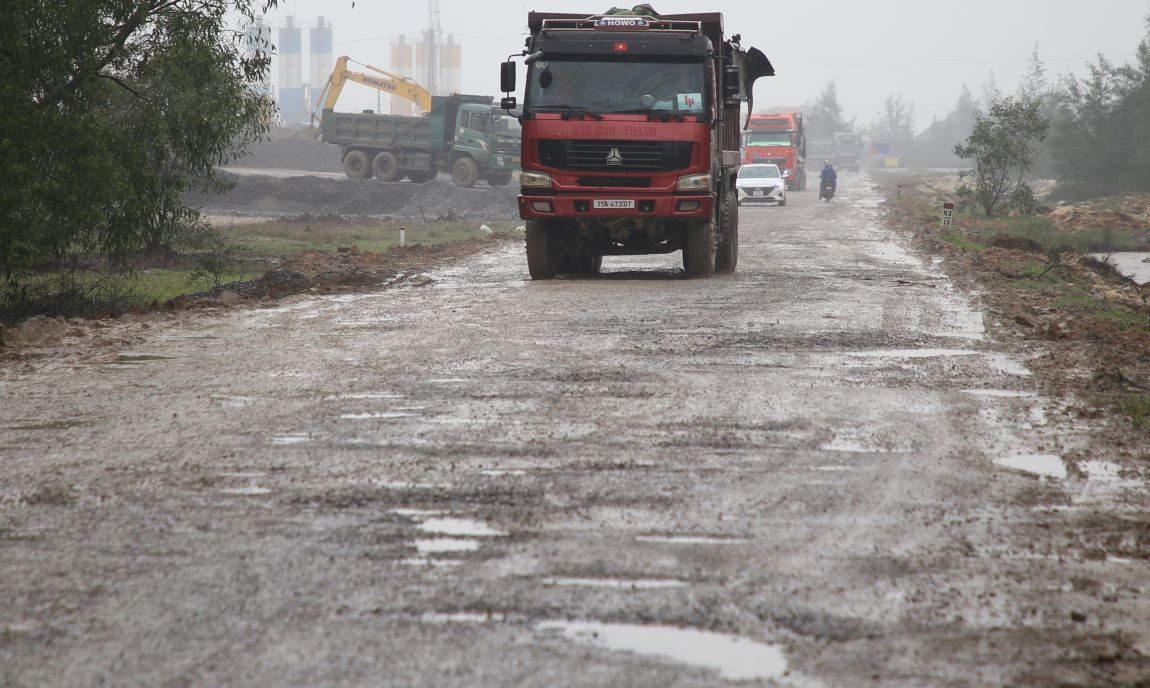 Bajo la carga de grandes convoyes de vehiculos pesados que transportan materiales de construccion del proyecto del puerto maritimo de My Thuy el tramo al principio de la Carretera Nacional 15D se esta deteriorando gravemente. Foto: Hung Tho