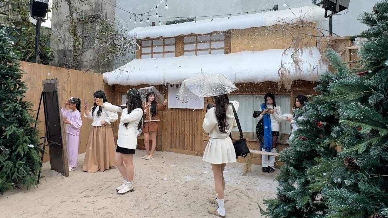 A coffee shop in Trung Tien alley (Hanoi) is attracting attention with its space recreating the Japanese snow village, attracting a large number of people to take Christmas photos. Photo: Phuong Anh