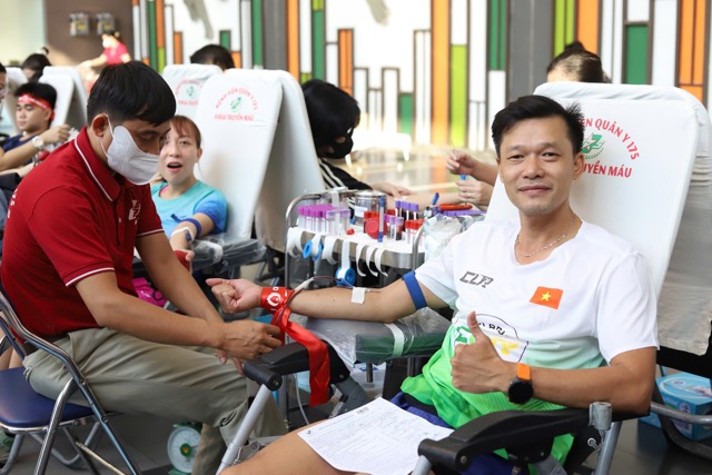 La gente aprovecha para donar sangre a finales de año. Foto: Nguyen Ly