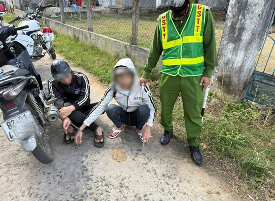 Công an phát hiện, ngăn chặn hai đối tượng thanh thiếu niên có biểu hiện tàng trữ, sử dụng ma túy. Ảnh: Công an 