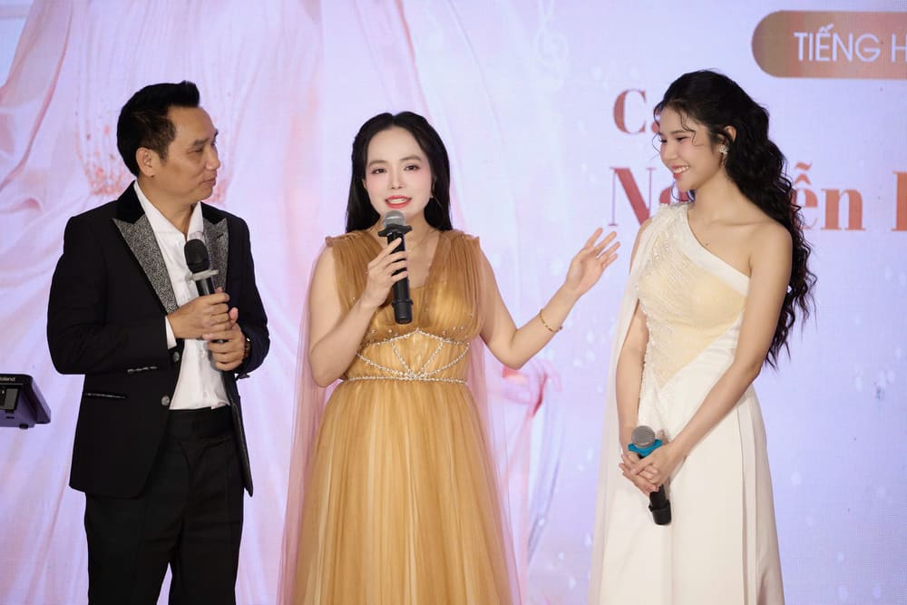 Meritorious Artist Lan Anh congratulated and shared about her beloved student Nguyen Phuong Anh. Photo: Character provided