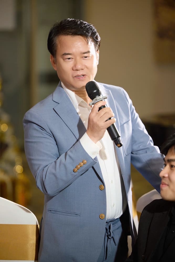 Voi nhac si Tran Manh Hung, bat cu thanh cong nao cua nhung ca si tre lua chon con duong am nhac co dien, thinh phong deu rat dang tran trong va ung ho. Chinh su nghiem tuc, cam xuc va thai do lam nghe cua Phuong Anh khien toi tin rang: neu em giu duoc su kien dinh, tiep tuc hoc tap va ren luyen, thi trong vai nam toi, khan gia hoan toan co the cho doi mot Phuong Anh voi vi tri rieng trong doi song am nhac thinh phong Viet Nam. 