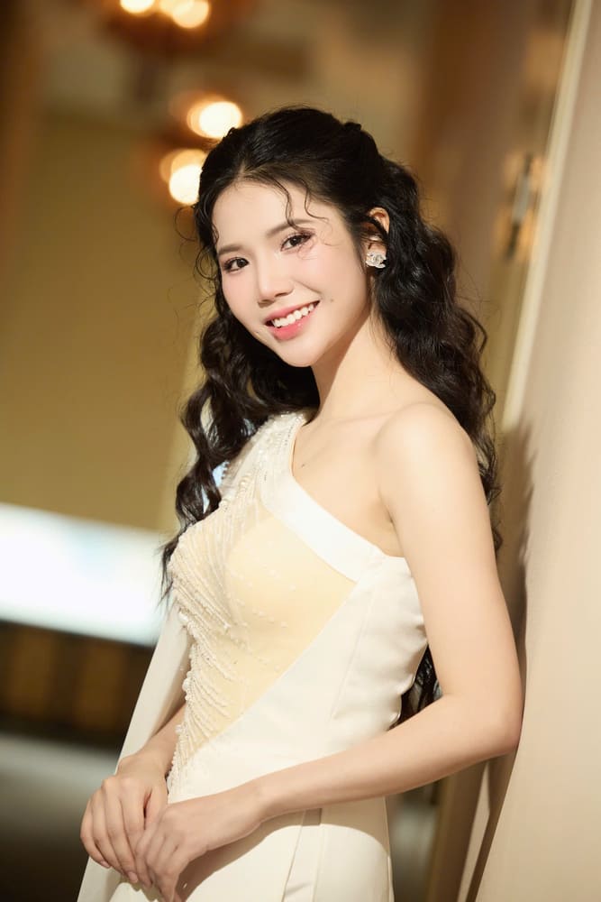 Nguyen Phuong Anh tiet lo, trong suot qua trinh thi, ban than khoc khi gap kha nhieu ap luc. Nhung nhan duoc su ung ho tu thay co, gia dinh va ban be Co Lan Anh va anh Hung chac la nhung nguoi chung kien ro nhat dieu do. Co hom, khong hieu vi ly do suc khoe hay tam ly, em khong the hat duoc bai cua minh. Em chi ngoi khoc voi co, va co noi voi em rang: “Thoi, co gang len, chi can hoan thanh tot nhat co the la duoc, tu tin nhat la duoc. Em khong can nhin ban giam khao, cung khong can nhin co. Cu the ma hat thoi”. 