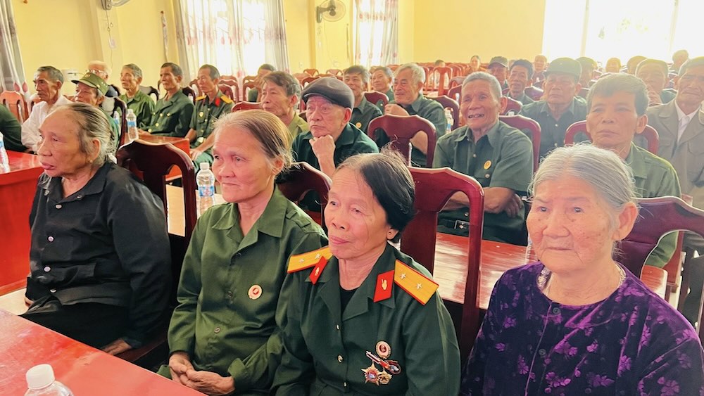 Veterans of Hoa Trach commune were moved when watching The Red Rain. Photo: Vietnam Fatherland Front Committee of Hoa Trach commune