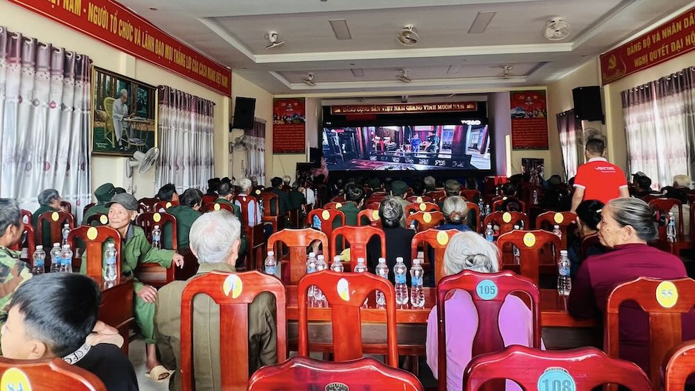 Rat dong cuu chien binh, nguoi cao tuoi den xem phim Mua do. Anh: Mat tran Hoa Trach