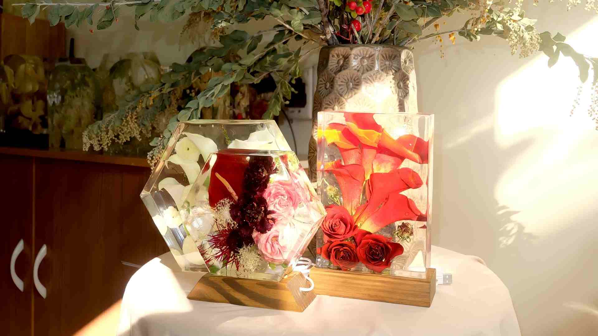 Hoa cuoi sau khi tro thanh den ngu duoc nhieu cap doi ua chuong. Anh: Khanh Linh  