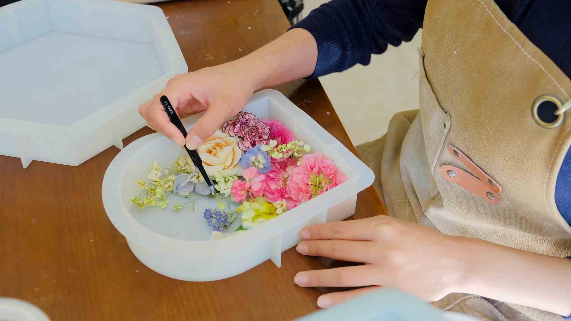 Cong doan sap xep hoa va gan hoa cuoi thanh den ngu. Anh: Khanh Linh