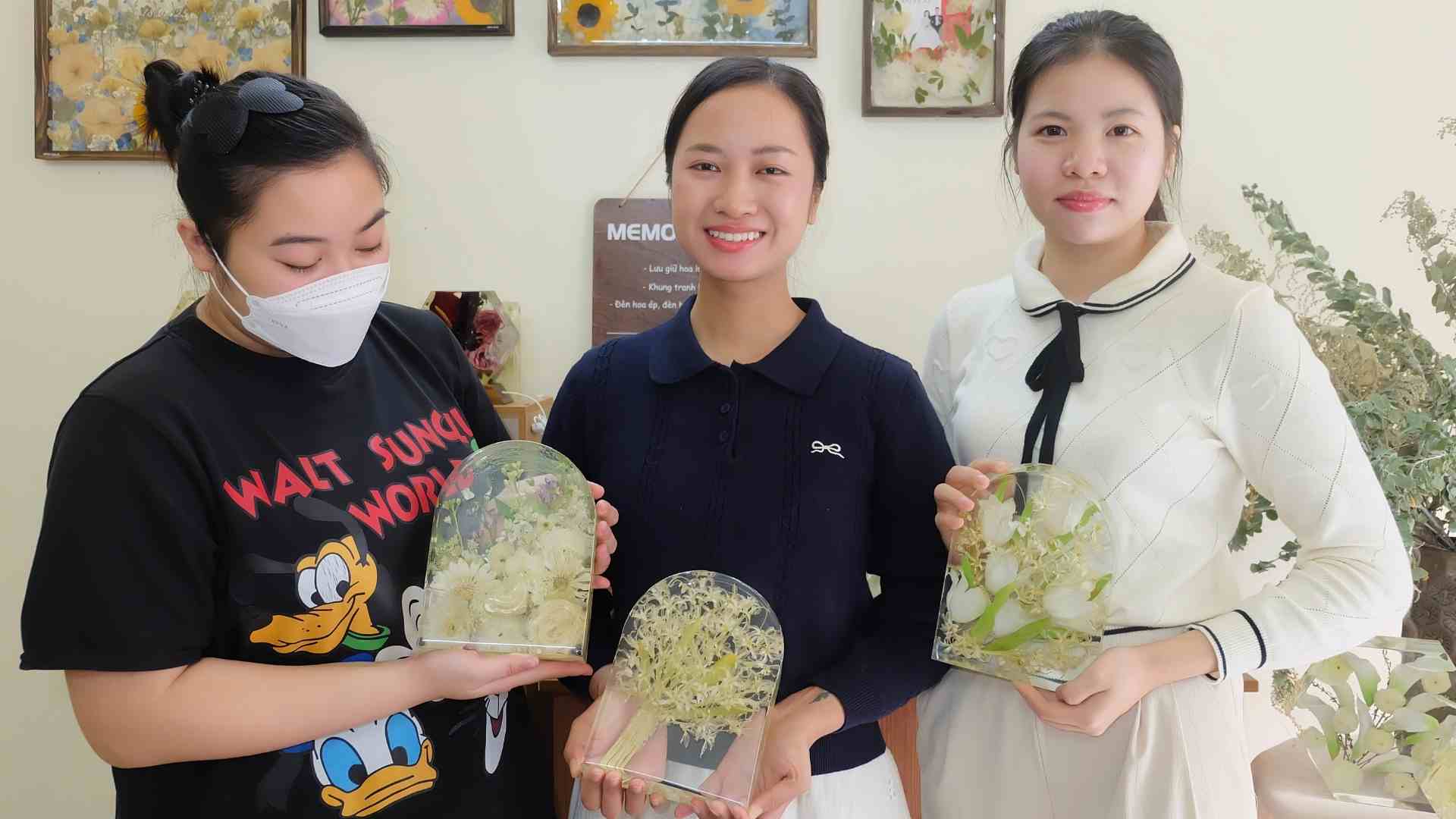 Chi Quynh (ao den dung giua) va nhung san pham den ngu cua minh. Anh: Khanh Linh 