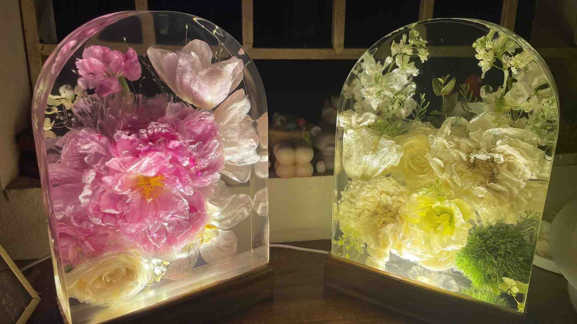 많은 커플들이 압축 꽃으로 만든 수면등으로 결혼식 날의 순간을 간직합니다. 사진: NVCC