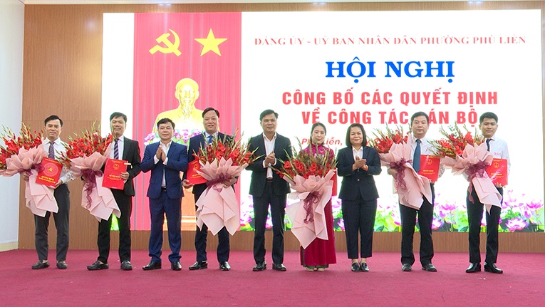 Leaders of Phu Lien district (Hai Phong) present decisions and present flowers to congratulate appointed officials. Photo: E-Portal of Phu Lien district, Hai Phong
