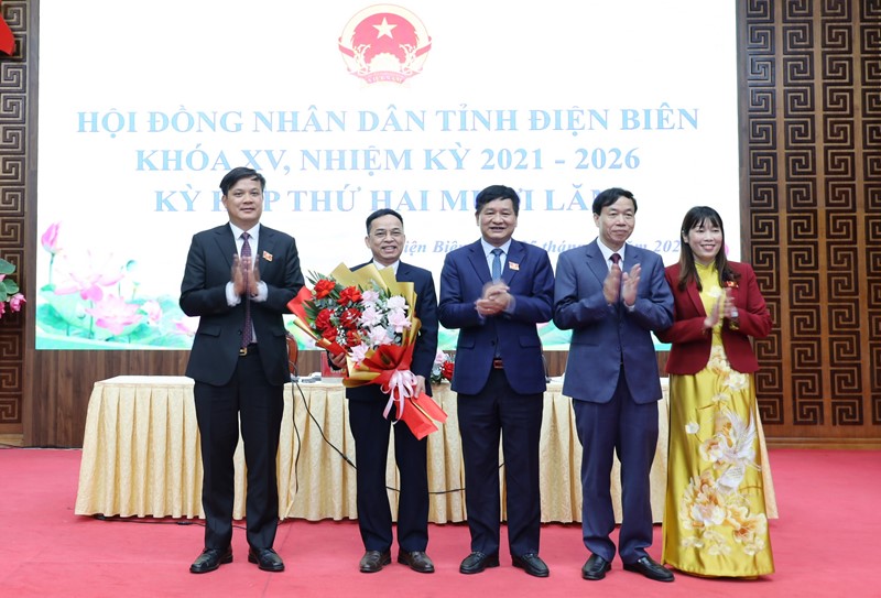 Lanh dao tinh Dien Bien tang hoa chuc mung ong Nguyen Van Doat - tan Pho Chu tich UBND tinh Dien Bien. Anh: UBND tinh Dien Bien