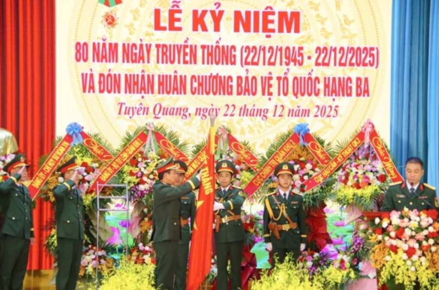 Trung doan 148 la mot trong so don vi quan doi nhan Huan chuong Bao ve To quoc hang Ba tuan qua. Trong anh, Thieu tuong Tran Van Bac - Tu lenh Quan khu gan Huan chuong Bao ve To quoc Hang Ba len Quan ky Quyet thang cua Trung doan 148. Anh: Quan khu 2 