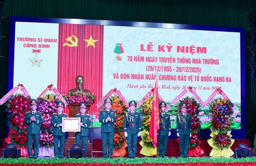 Authorized by the President, Senior Lieutenant General Nguyen Truong Thang awarded the Third-class Fatherland Protection Order to the Engineer Officer School. Photo: Long Ho/Military Region 7