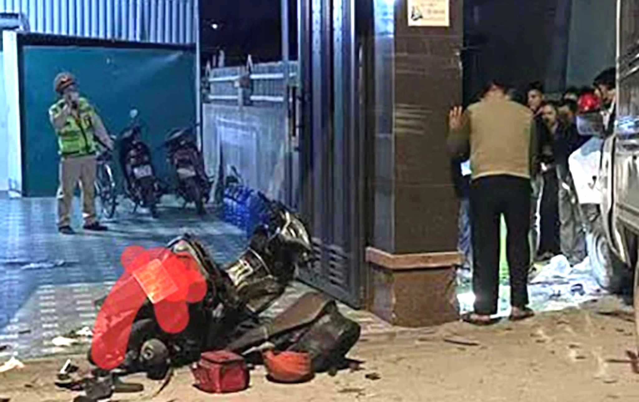 Escena del accidente entre una motocicleta y un camion que causo la muerte de un adolescente en Nghe An. Foto: Ngoc Anh