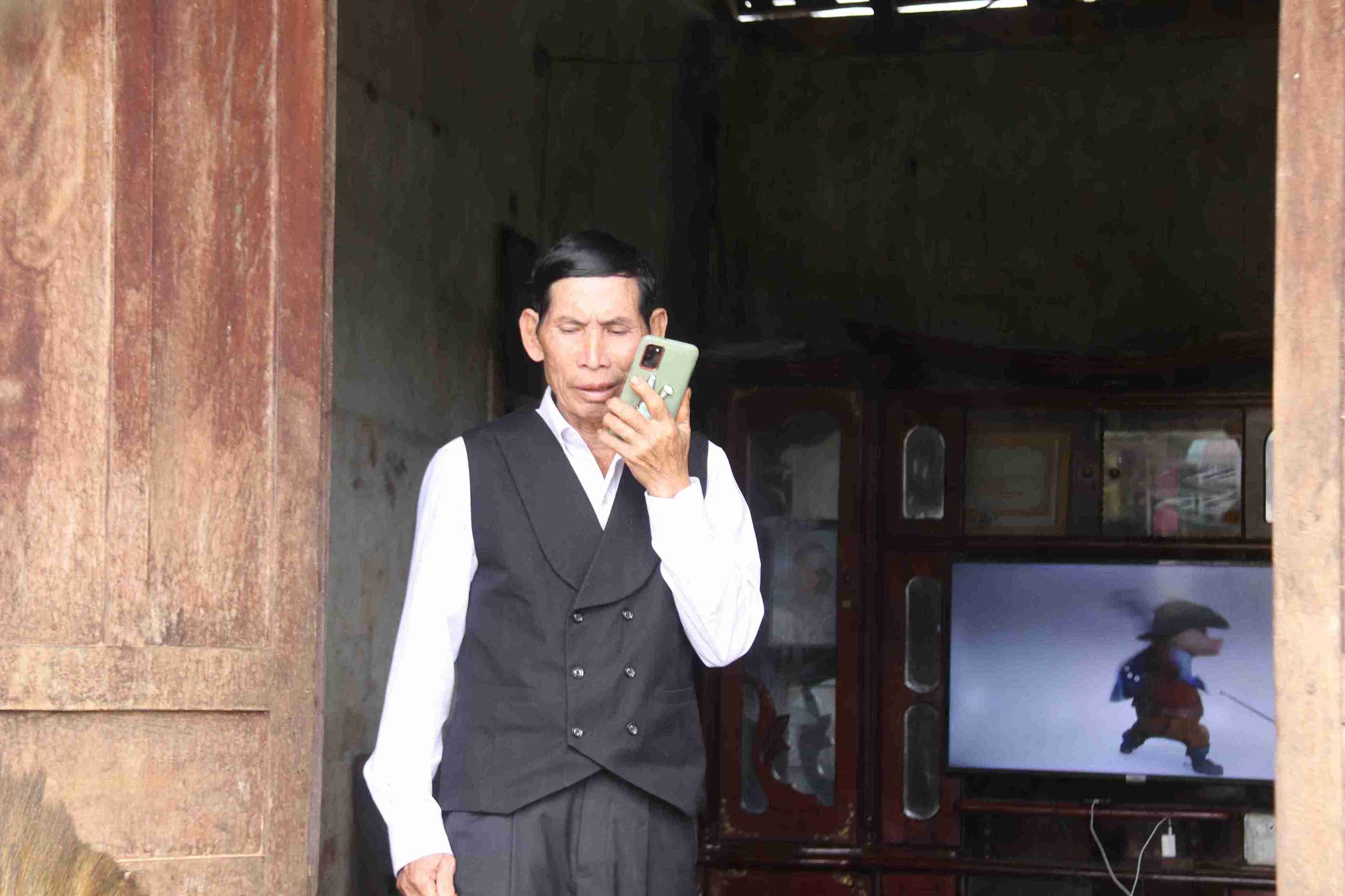 Ong Y Zo Bya dien thoai cho nguoi dan, thanh nien de tim hieu ve nhu cau hoc nghe pho thong. Anh: Bao Lam