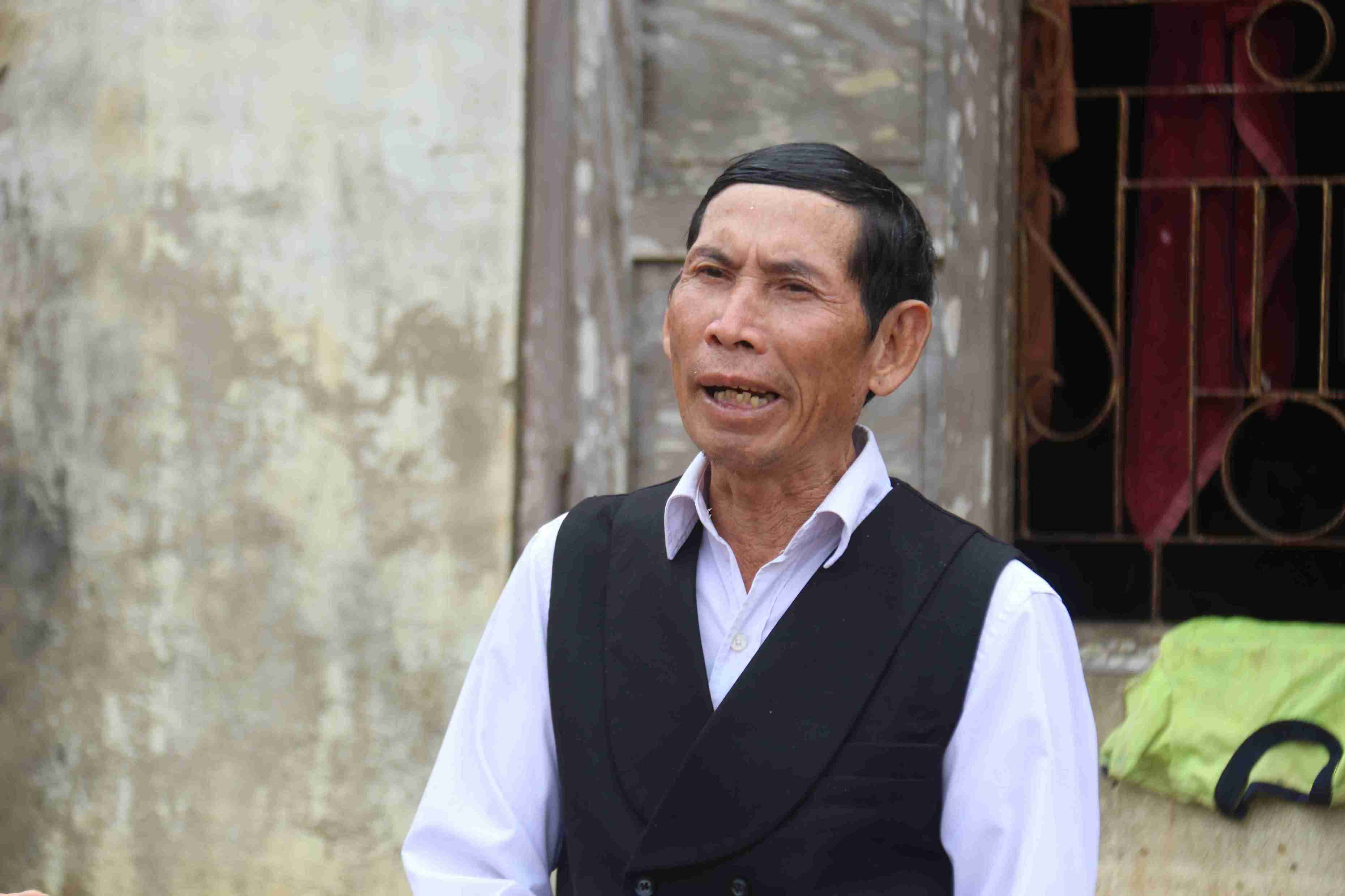 Ong Y Zo Bya – Truong buon Cu Prao kiem nguoi uy tin o buon, la tam guong trong viec tuyen truyen nguoi dan chap hanh cac chu truong, duong loi cua Dang va Nha nuoc. Anh: Bao Lam 