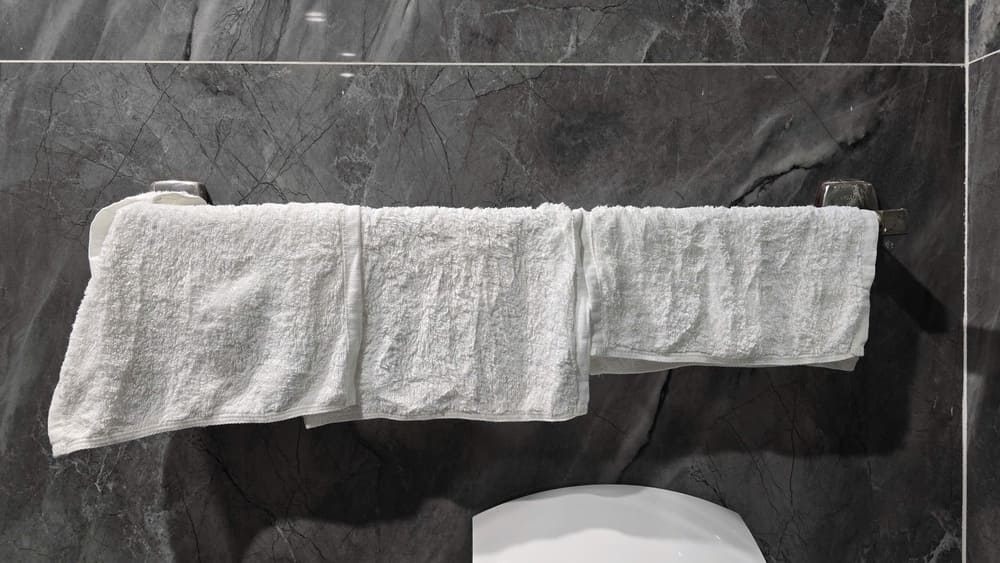 Drying towels in a humid bathroom environment can easily harm the health of users. Photo: Tuan Dat