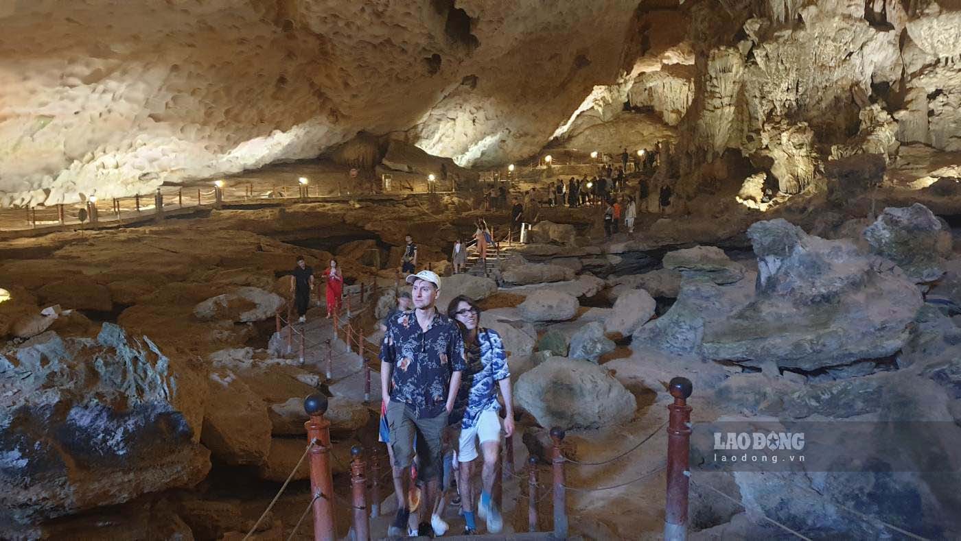 Du khach tham quan hang Sung Sot, vinh Ha Long. Anh: Nguyen Hung
