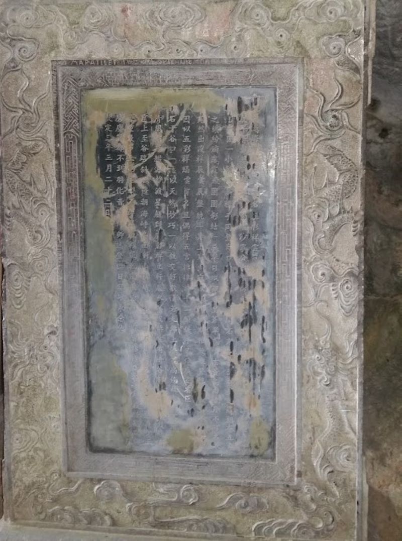 Tam bia da khac tho ca ngoi canh dep vinh Ha Long cua vua Khai Dinh nam 1918. Anh: Nguyen Hung