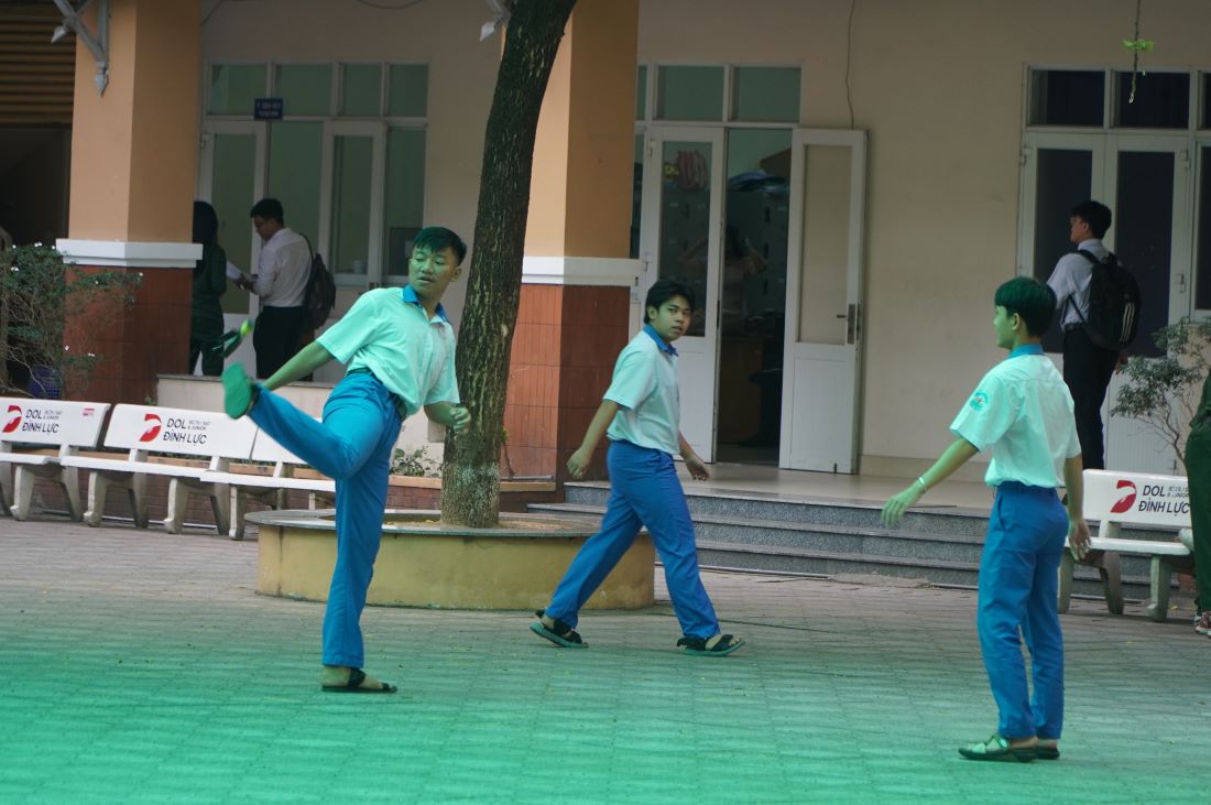 Hoc sinh choi da cau trong gio ra choi. Anh: Chan Phuc