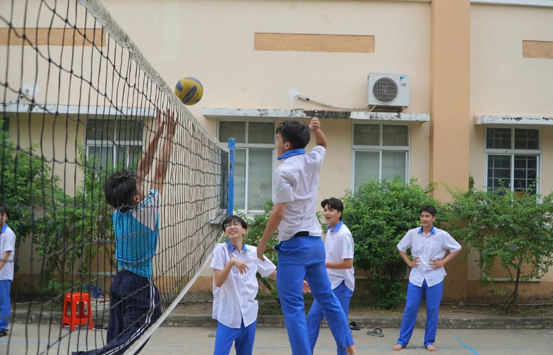Hoc sinh Truong THPT Binh Chieu choi the thao trong gio ra choi. Anh: Chan Phuc