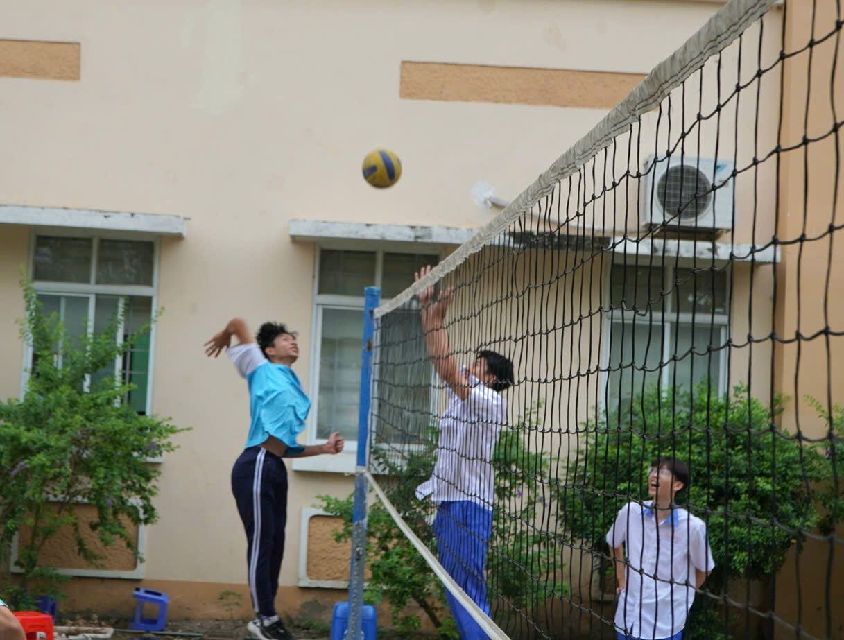 Ho Chi Minh City is piloting the limitation of students using phones during recess at 16 schools. Photo: Chan Phuc