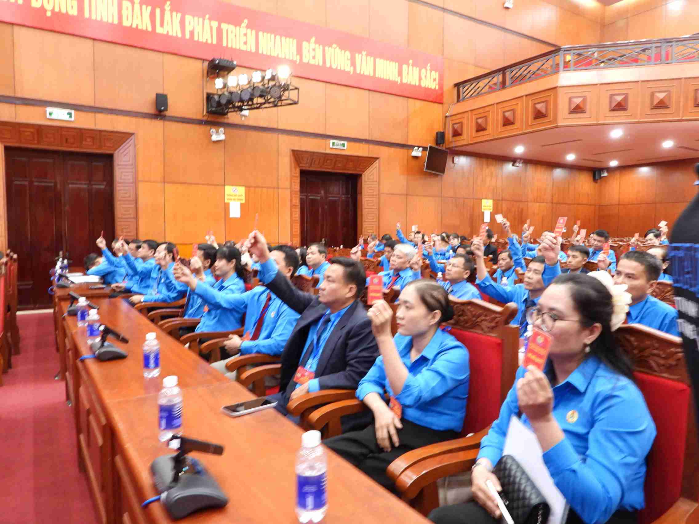 닥락성 노동조합은 2025~2030년 임기 동안 제1차 대회를 성대하게 개최했습니다. 사진: 바오쭝