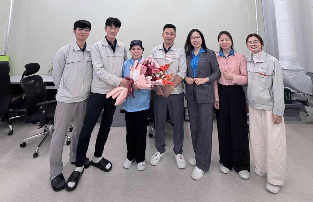 Lanh dao Ban cong doan khu cong nghiep tinh Phu Tho chuc mung cac CDCS to chuc thanh cong Dai hoi cong doan nhiem ky 2025-2030. Anh: Thanh Phong 