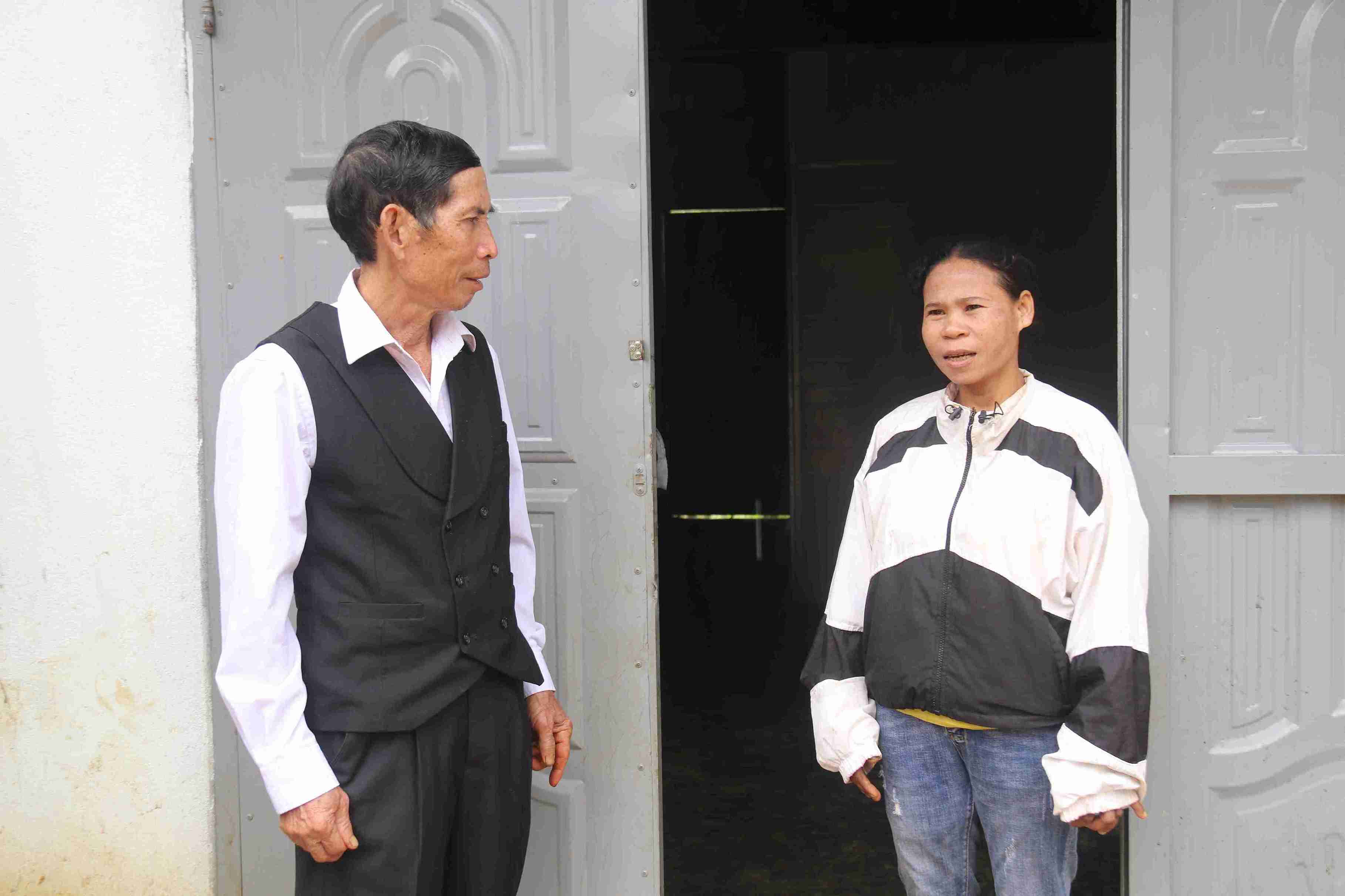 The M'Drak commune government coordinated with the village chief to organize a survey of vocational training needs in the locality. Photo: Bao Lam