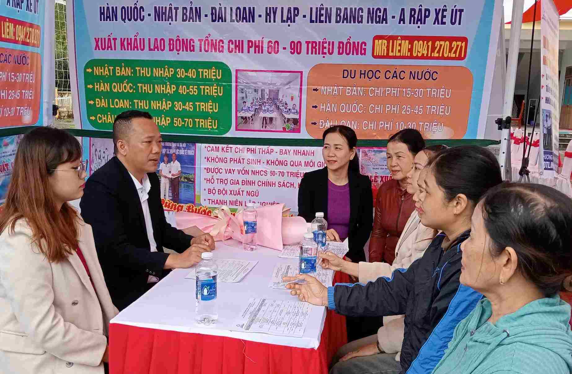 A business consulted and introduced jobs to workers in Que Son Trung commune, Da Nang at the job fair. Photo: DUY THAI
