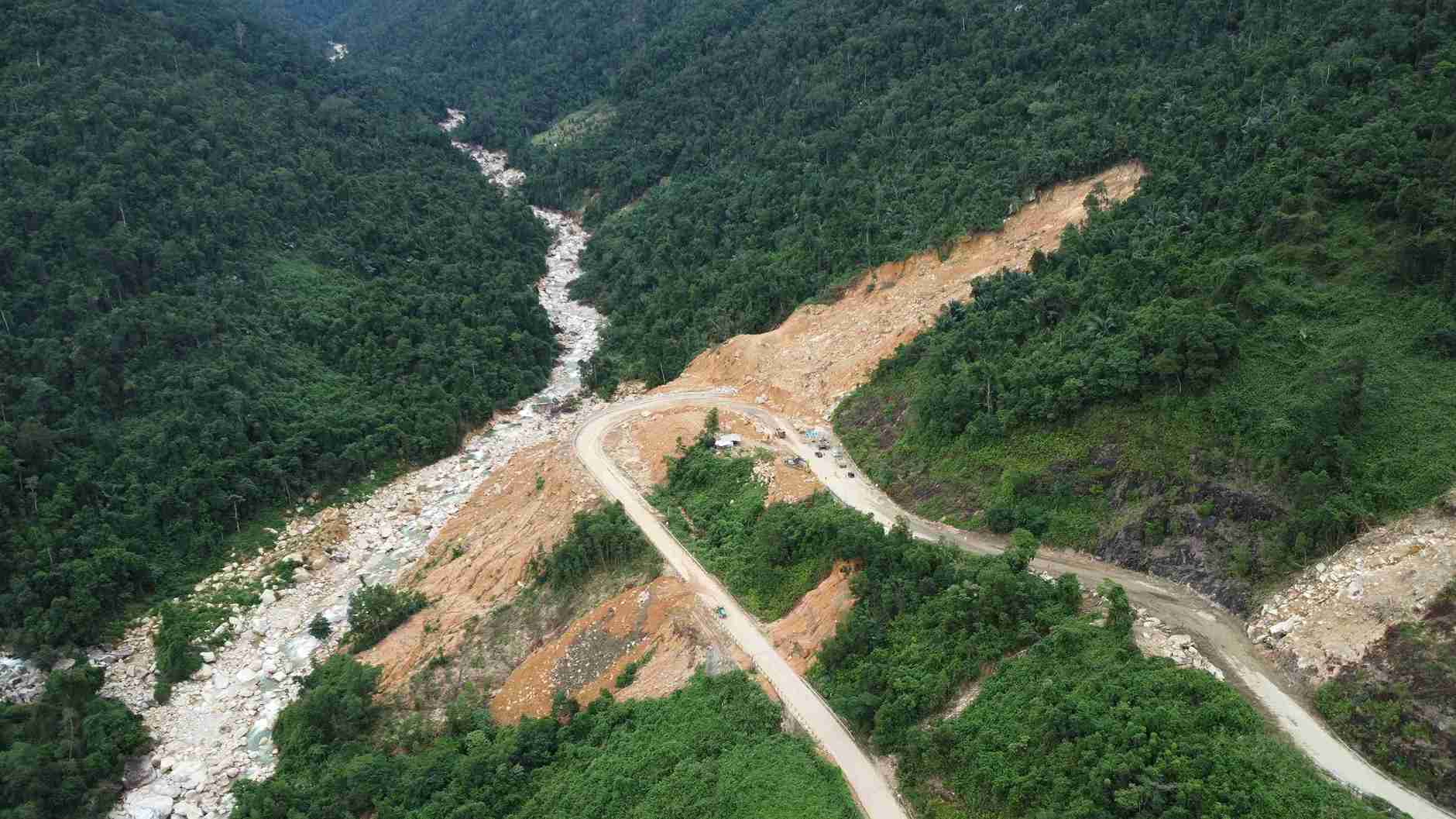 After more than 1 month of landslide repair, Khanh Le Pass has not yet been opened to traffic.