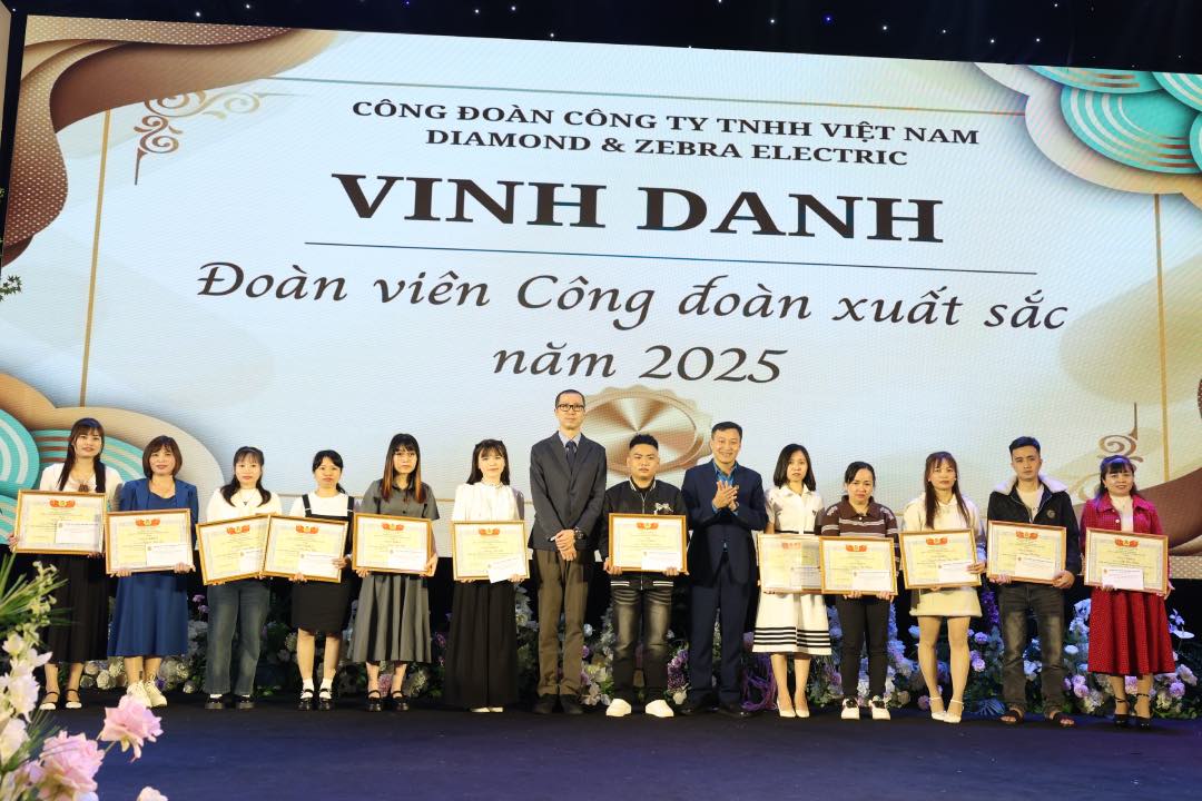 Los miembros del sindicato reciben excelentemente Certificados de Merito en el Programa Tat nien (Dia de Todos los Trabajadores) en agradecimiento a los trabajadores. Foto: Nguyen Huyen