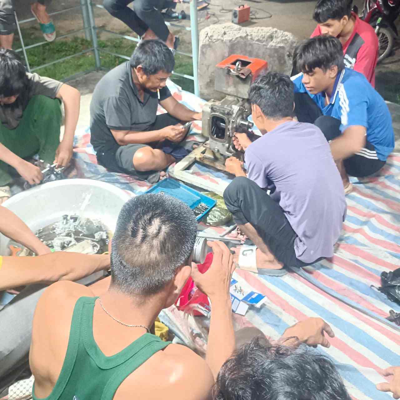 Dong bao dan toc thieu so cham chi tham gia lop hoc nghe co khi. Anh: Bao Lam